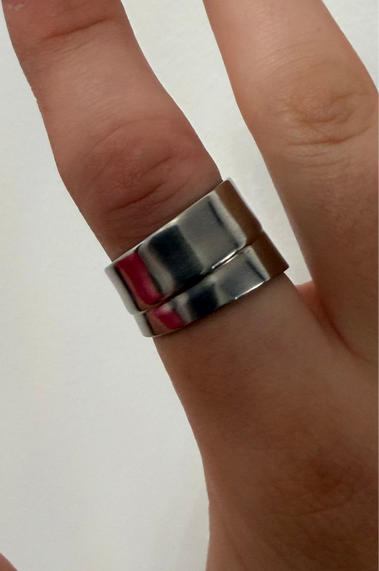 other side of ring shown on hand