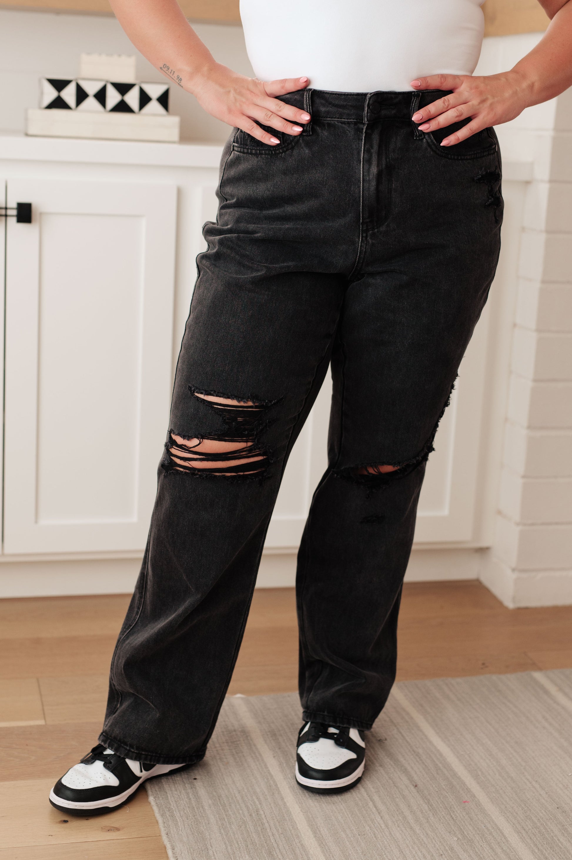 Susannah High Rise Rigid Magic 90's Distressed Straight Jeans in Black –  Simply Blessed Boutique